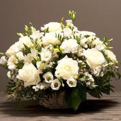 panier de fleurs blanches