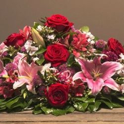 Raquette de fleurs roses et rouges