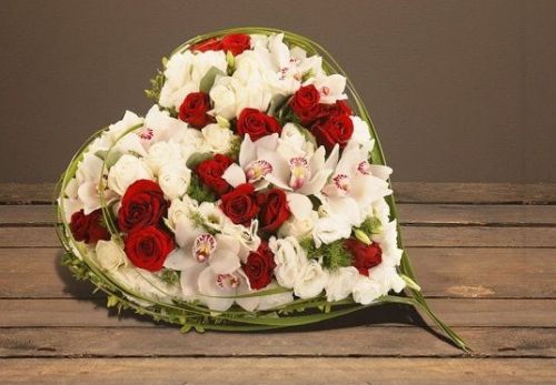 Coeur de fleurs rouges et blanches 