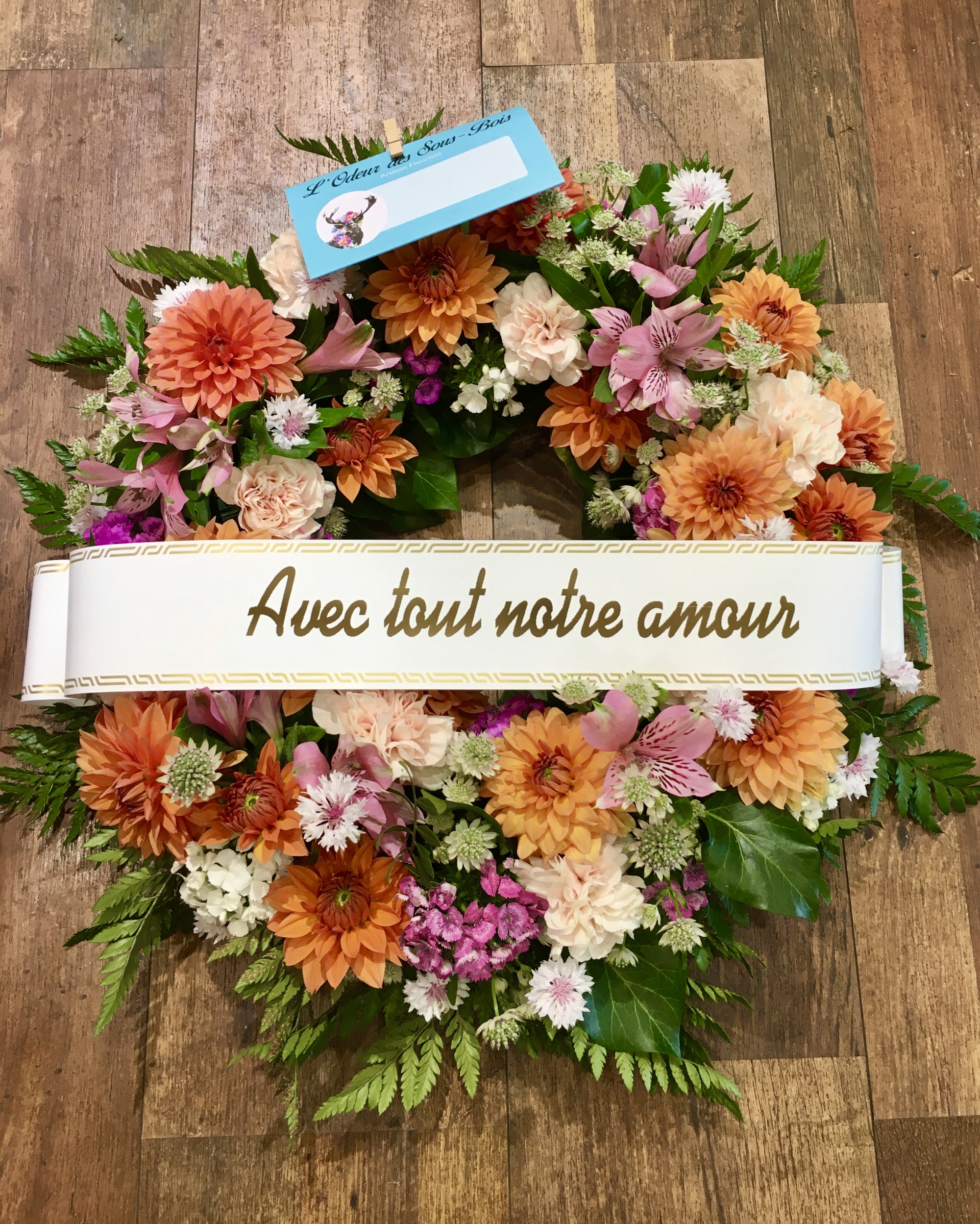 Couronne de fleurs vari&eacute;es