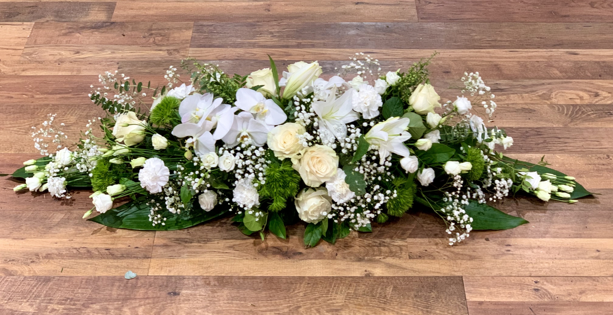 raquette de fleurs blanches