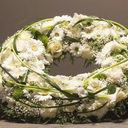 couronne de fleurs blanches